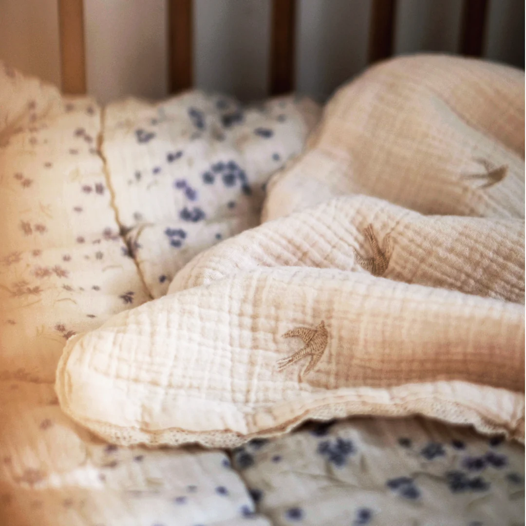 Couverture bébé brodée | Hirondelles – Gentil coquelicot – Image 3